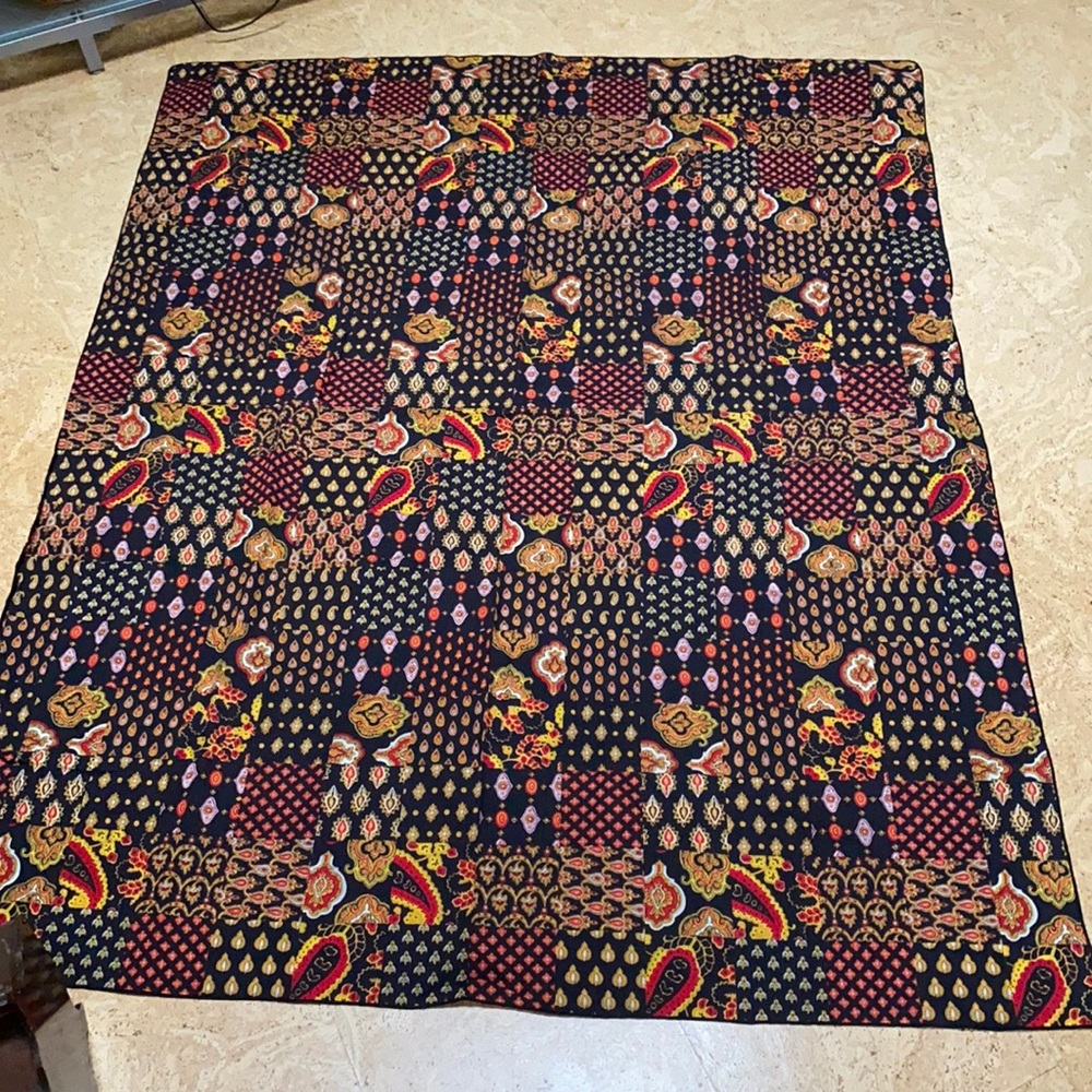 Cotton tablecloth with 4 napkins.